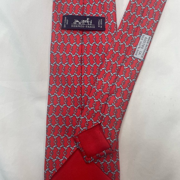 Hermes 100 Silk Men’s Tie Red and Gray Chain Pattern 605789 IA - Picture 5 of 7